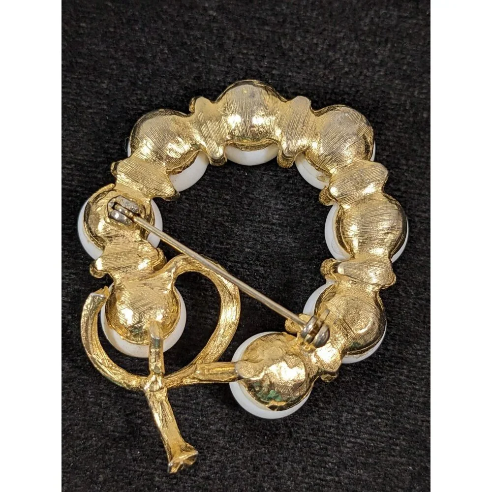 Vintage White Round Cabochon Gold Tone Wreath MOD‎ MCM Pin Brooch